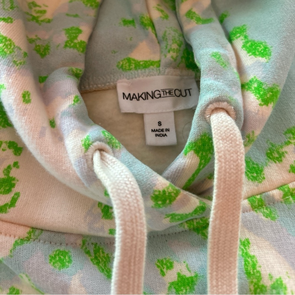 Making the cut brand. Sweatshirt with a hood. Size small. - Picture 2 of 7
